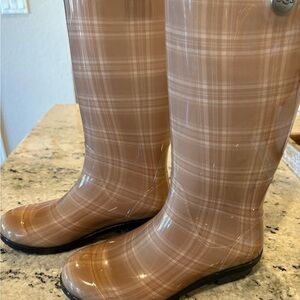 UGG Women's Shaye Rain Boot Size 6 Tan Plaid Glossy Rubber Waterproof Tall